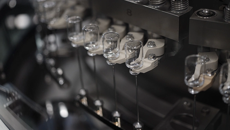 Les flacons sont nettoyés et stérilisés avant d'être remplis.