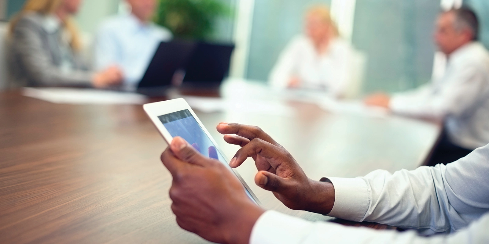 Kontaktadresse anwählen / Prendre contact