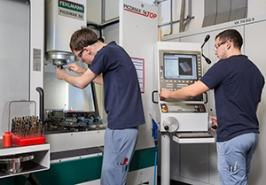 Polymechaniker bei der Arbeit