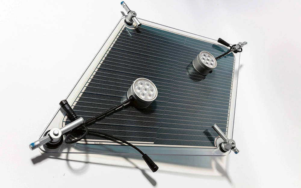 Organische Photovoltaikzelle mit LED Kernen. / Cellule photovoltaïque organique avec noyau LED.