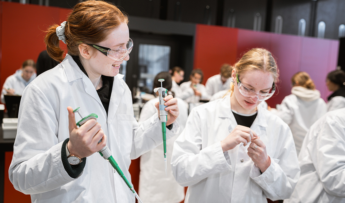 Mit guter Laune wird im SchoolLab experimentiert.