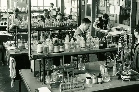 Ein Forschungslabor in Basel vor rund hundert Jahren.