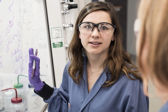 Portrait d'une chercheuse dans un laboratoire