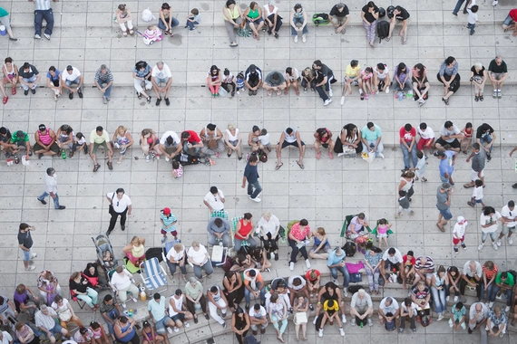 Vue aérienne d'une foule à l'extérieur