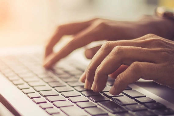 Une personne envoie un message depuis son ordinateur