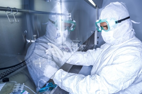 Ein Wissenschaftler in Schutzkleidung arbeitet in einem Reinraum