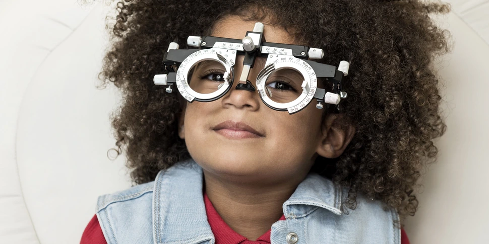 Jeune fille lors d'un examen de vue