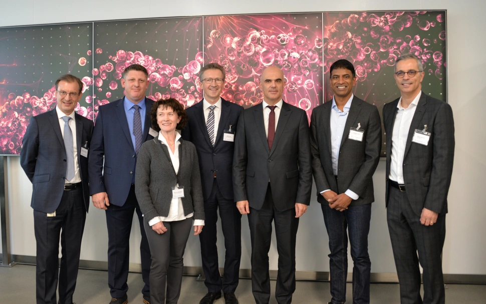 Gruppenfoto vor der “Wall of Hope” / Photo de groupe devant le “Wall of Hope”