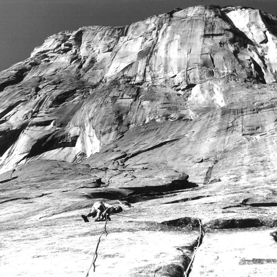 Un groupe d'alpinistes lors de l'ascension d'une paroi rocheuse