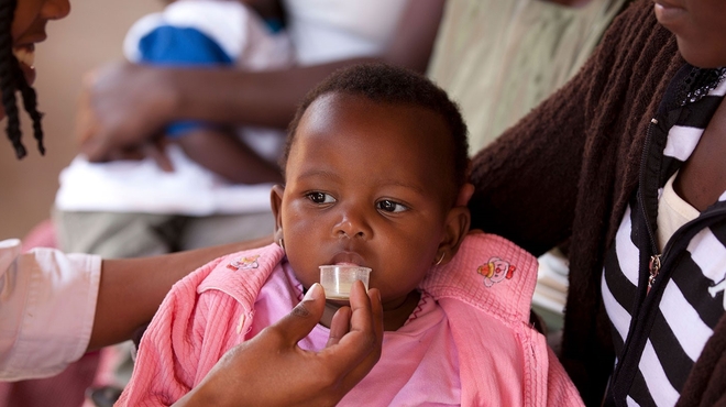 Ein kenianisches Kind erhält eine lösliche Malaria-Behandlung / Un enfant kenyan reçoit un traitement soluble contre le paludisme Ein kenianisches Kind erhält eine lösliche Malaria-Behandlung / Un enfant kenyan reçoit un traitement soluble contre le paludisme
