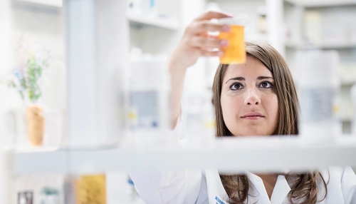 Pharmakologin schaut auf eine Probe