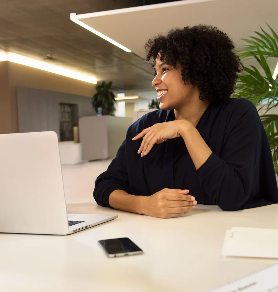 Fachkraft bei der Arbeit in einem modernen Büro.