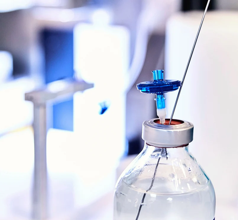 Laborausrüstung mit einer Flasche und einer Nadel.