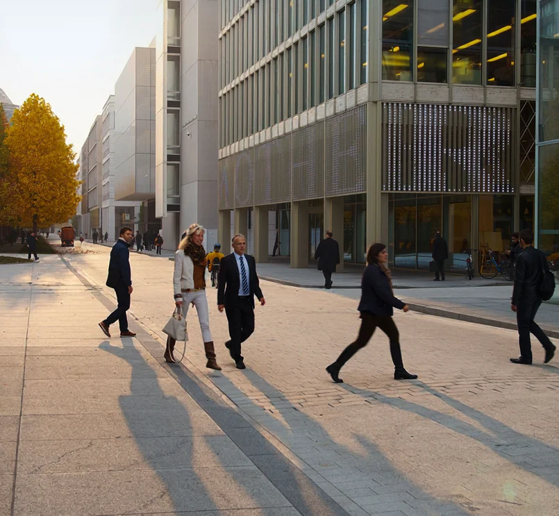 Menschen unterwegs im Freien.