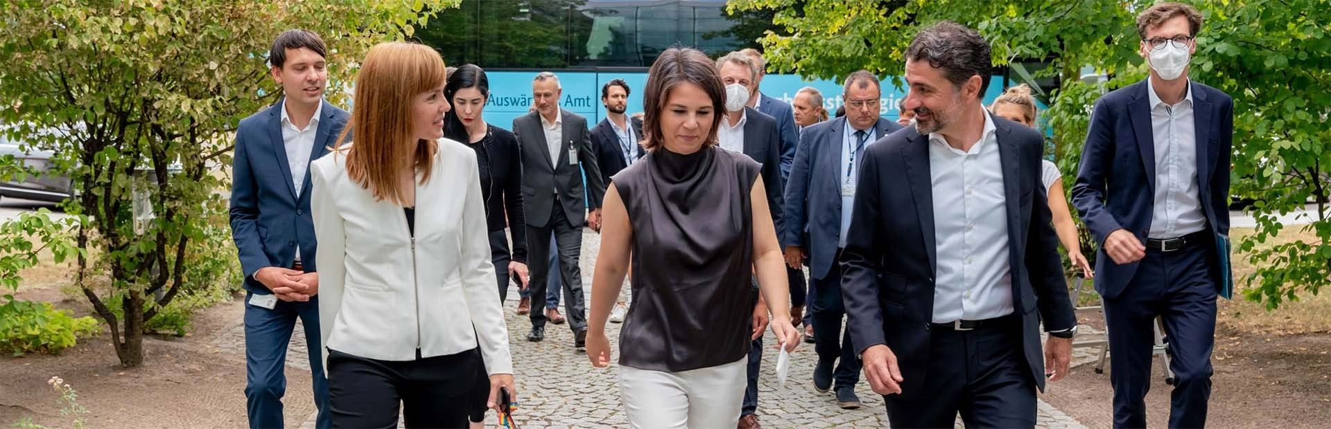 Annalena Baerbock mit Heinrich Moisa und Grit Müller beim Besuch von Novartis am Standort Barleben