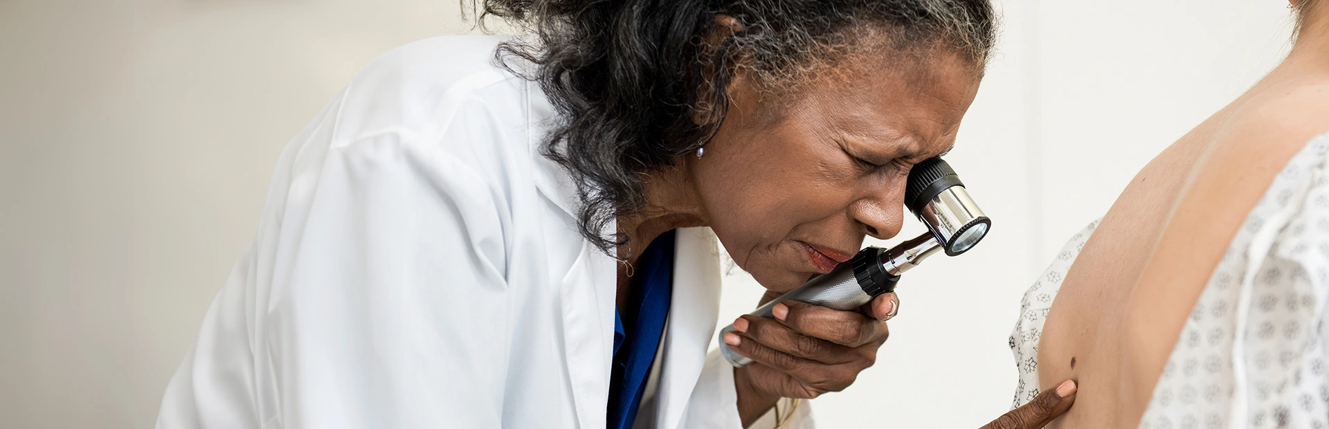 Eine Ärztin führt Hauttest durch