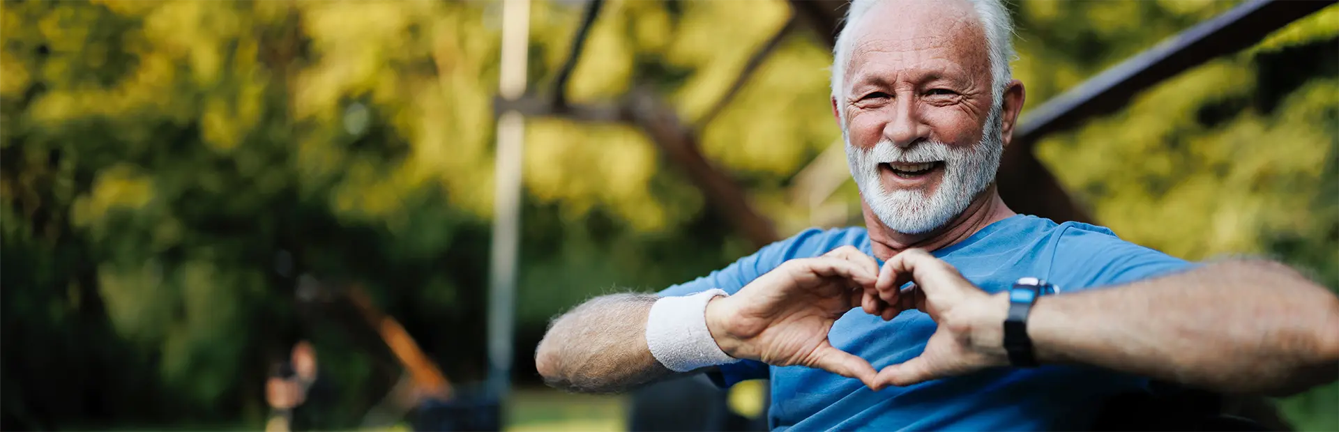 Mann formt Herzhände