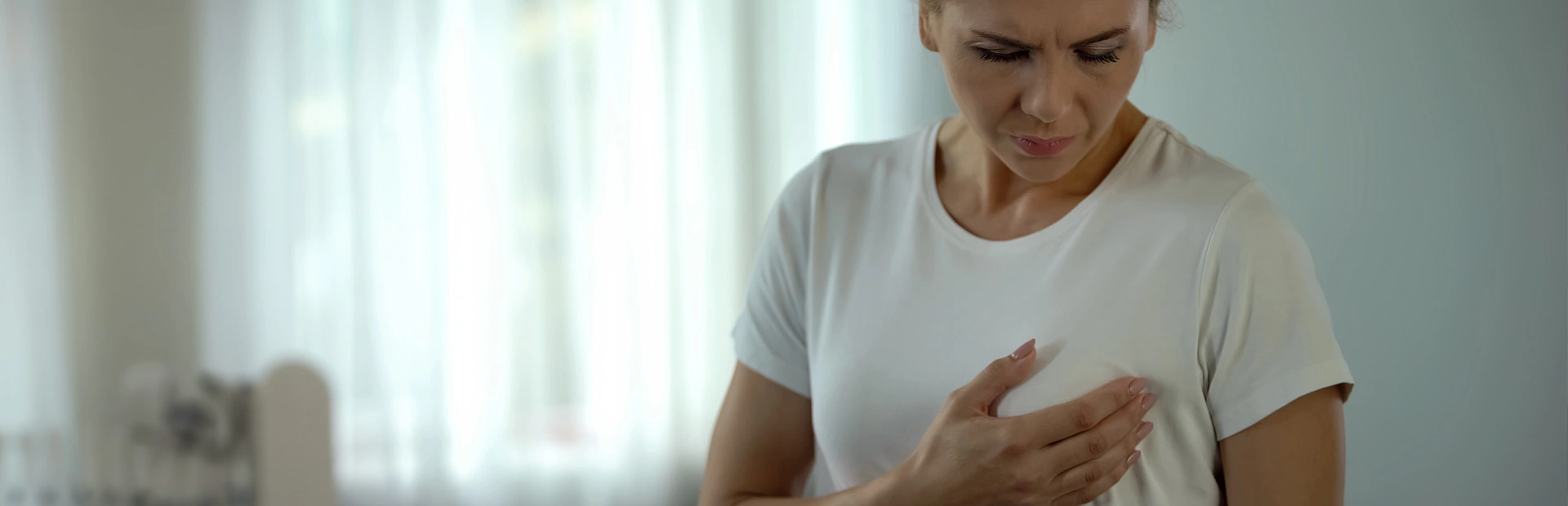 Eine Frau tastet ihre Brust ab