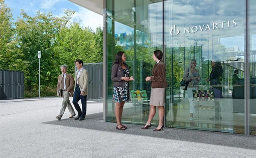 Gespräch vor einem Novartis Gebäude