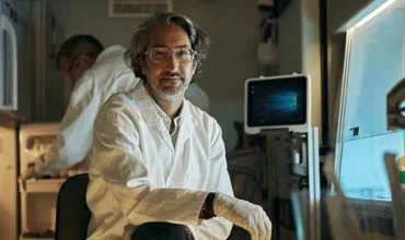 Forscher im Labor schaut in die Kamera