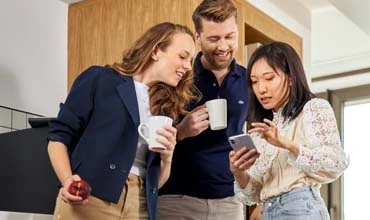 Mitarbeiter*innen bei Austausch im Kaffee-Corner