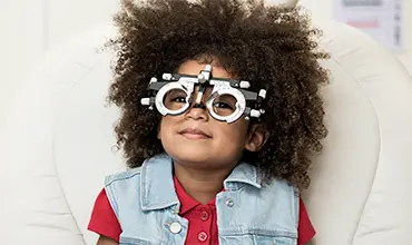 Junges Mädchen bei Augenuntersuchung