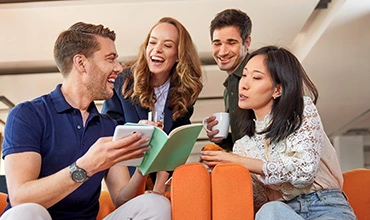 Mitarbeiter*innen beim Austausch über Inhalte eines Buches