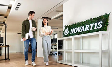 Zwei Kolleg*innen auf dem Weg ins Meeting