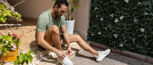 Mann beim Schuhe zubinden