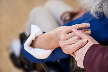 Großmutter und Enkeltochter halten Hände