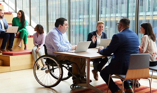 Novartis Mitarbeitende bei Austausch auf dem Campus