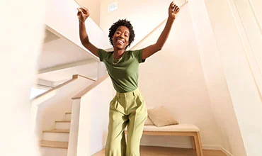 Fröhlicher Patient feiert zu Hause.