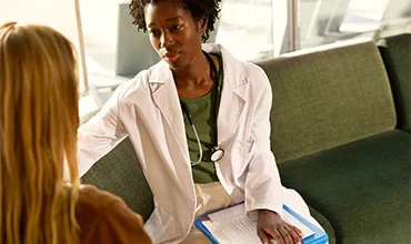 Arzt berät einen Patienten in einer medizinischen Klinik.