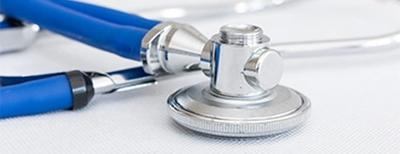 Ein Stethoskop liegt auf dem Tisch