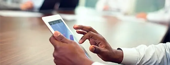 Geschäftsmann mit digitalem Tablet