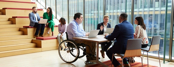 Vier Kollegen haben eine Besprechung