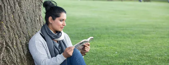 Lesende Frau im Park