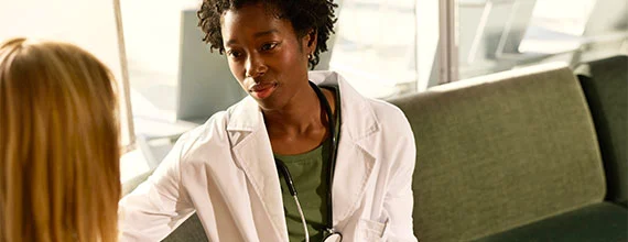 Ärztin im Gespräch mit der Patientin