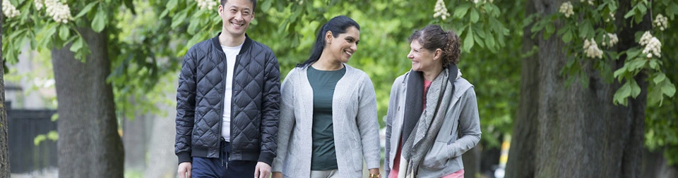 Freunde beim Spazieren gehen