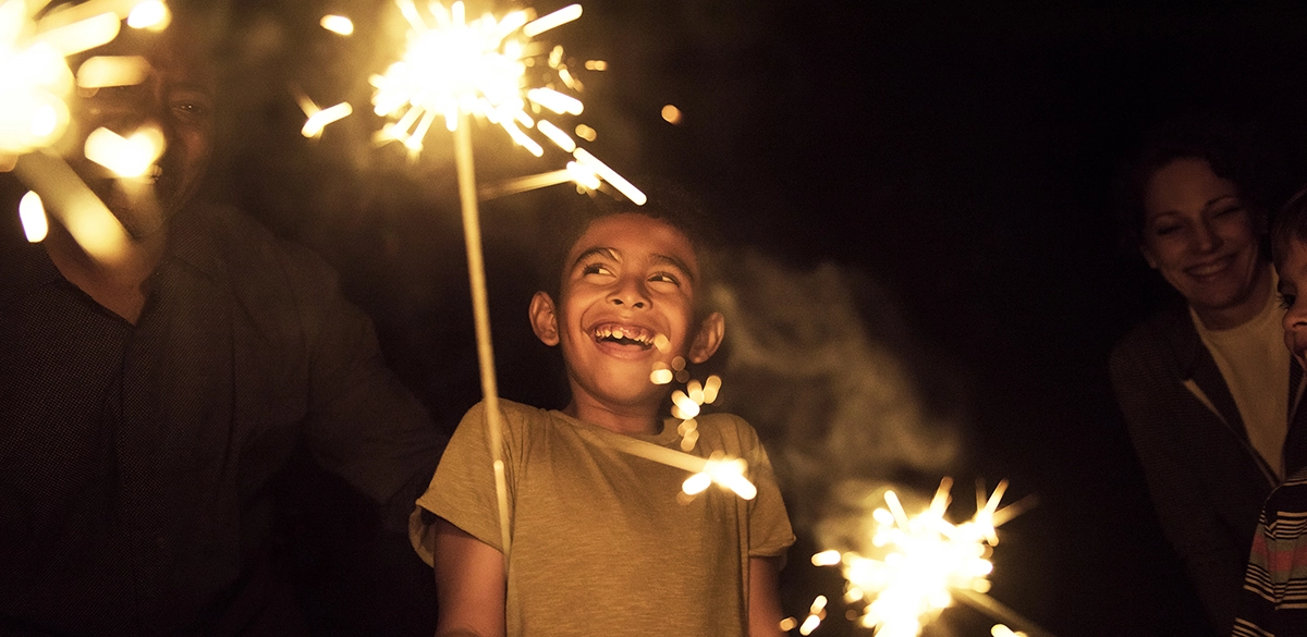 Headerbild Junge hält eine Wunderkerze