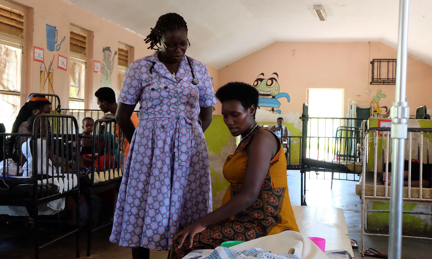 Bildunterschrift: Ärztin und Patienten in einem Krankenhaus in Uganda.