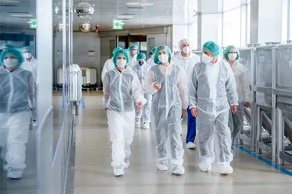 Annalena Baerbock besucht den Novartis Standort in Barleben