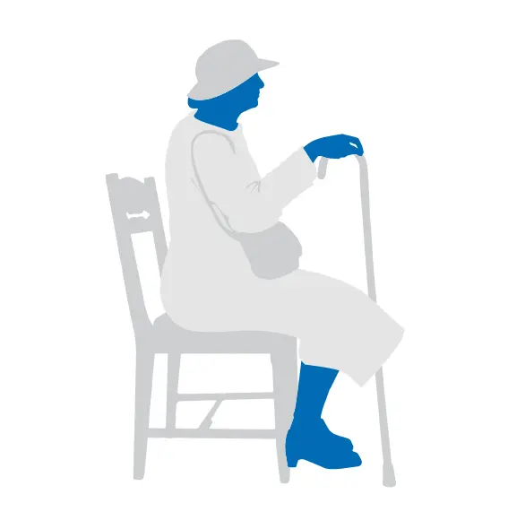 Ältere Frau mit Stock auf Stuhl sitzend