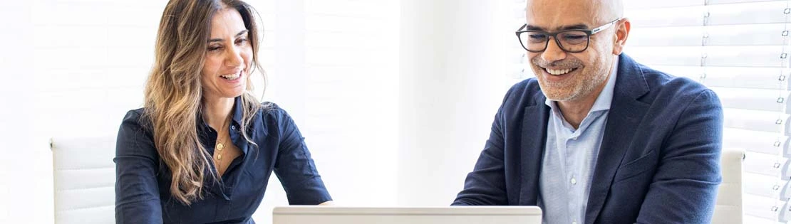 2er-Team bei Besprechung