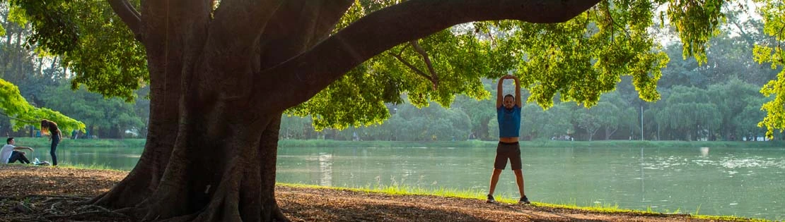 Mann beim Sport an einem See