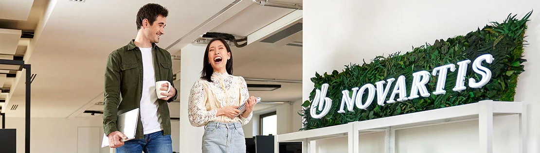 Zwei Kolleg*innen auf dem Weg ins Meeting