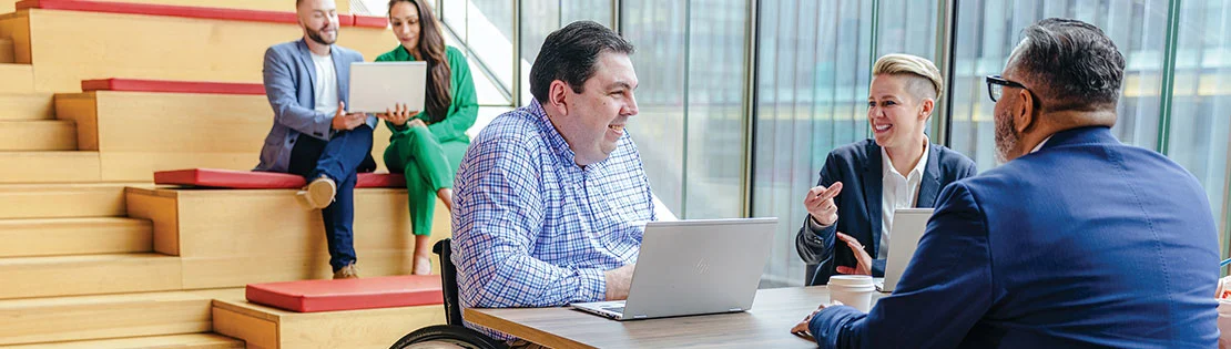 Kolleg*innen in einem Meeting