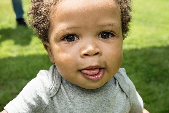 Kleines Kind schaut direkt in die Kamera