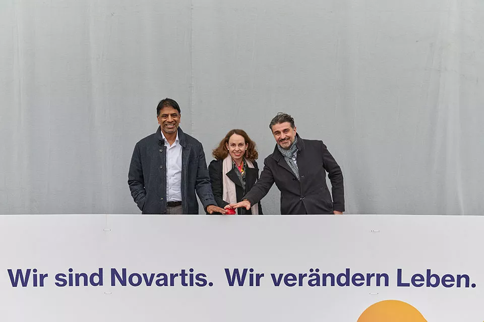 Im Bild v.l.n.r.  Vas Narasimhan, Chief Executive Officer der Novartis AG, Dr. Andrea Heilmaier, berufsmäßige Stadträtin und Wirtschafts- und Wissenschaftsreferentin der Stadt Nürnberg und Heinrich Moisa, Vorsitzender der Geschäftsführung Novartis Deutschland, weihten das neue Bürogebäude am Kohlenhof-Areal ein. © Novartis, 2024