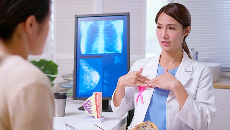 Eine Ärztin spricht mit einer Frau.